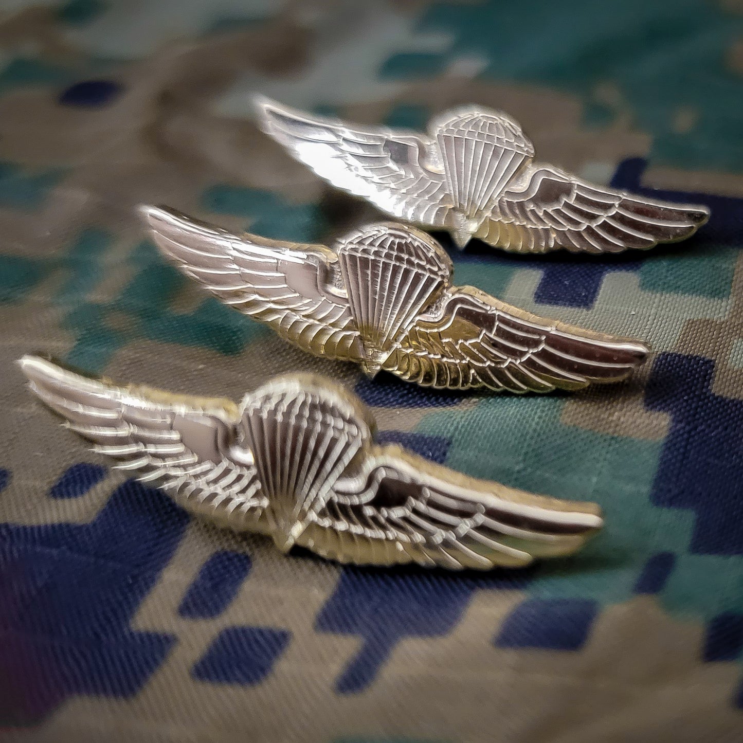 3 gold jump wing lapel pin