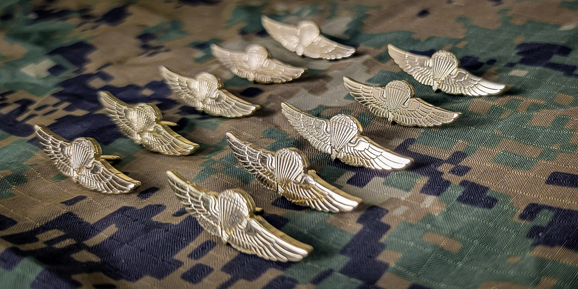 10 gold parachutist badge lapel pin